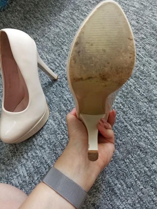 Гарні бежеві туфлі