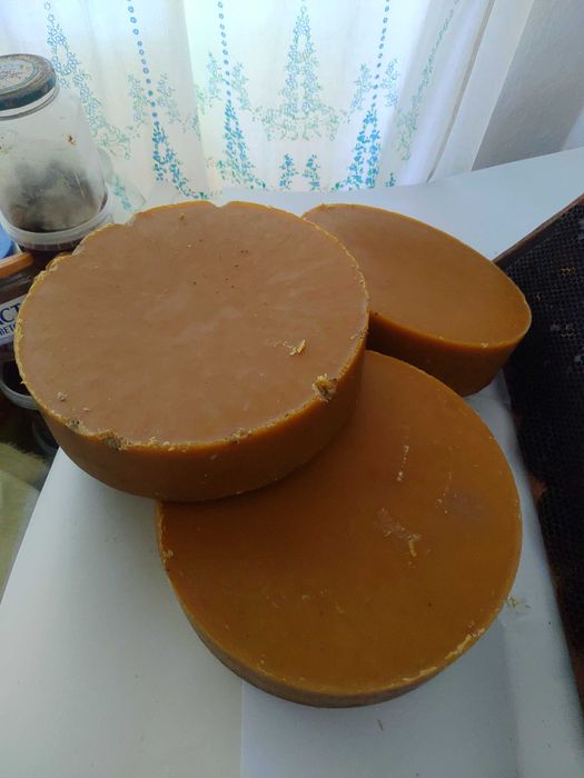 Вулики, рамки бідони віск мерва.