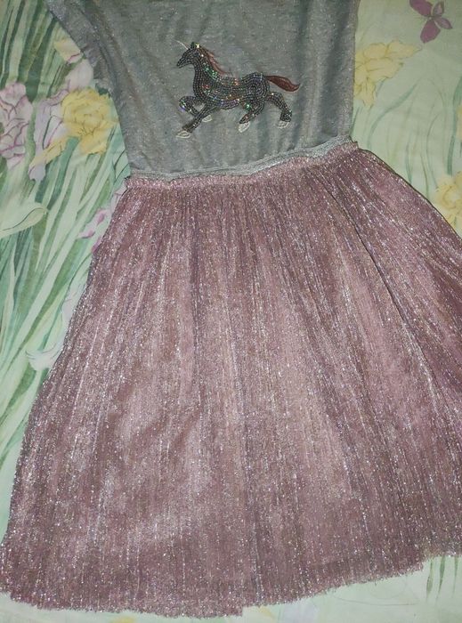 Красивое платье с лошадкой