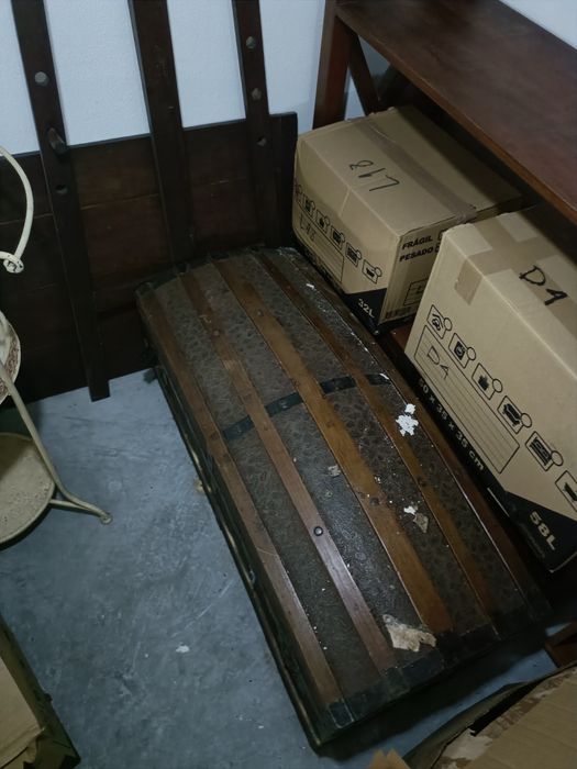 Arca antiga com ferragens