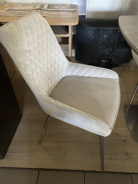 Столи  та стільці для вітальні та кухні