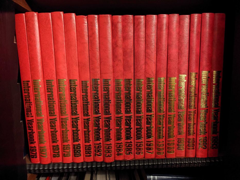Coleção de Livros International Yearbook entre 1977 e 1993