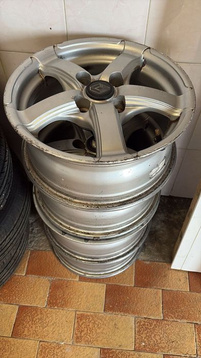 Jantes 14 e pneus Clio