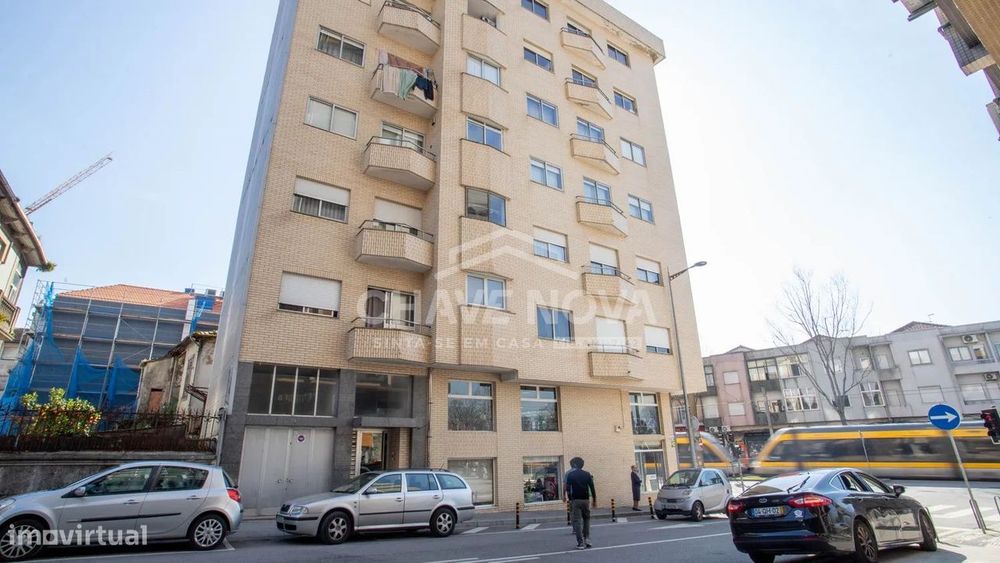 Garagem / Armazém Independente com 256m² na Avenida da República