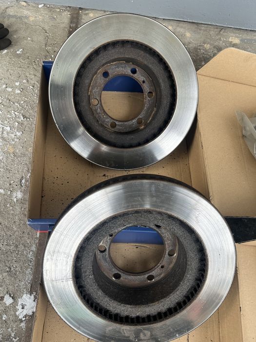 Тормозные диски передние на Toyota Land Cruiser 150