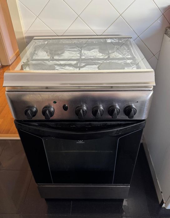 Fogão Misto Indesit (Inox) com Forno Integrado