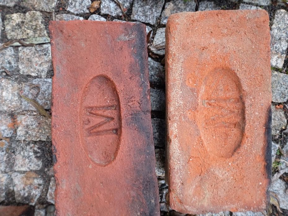 cegła  sygnowana stara