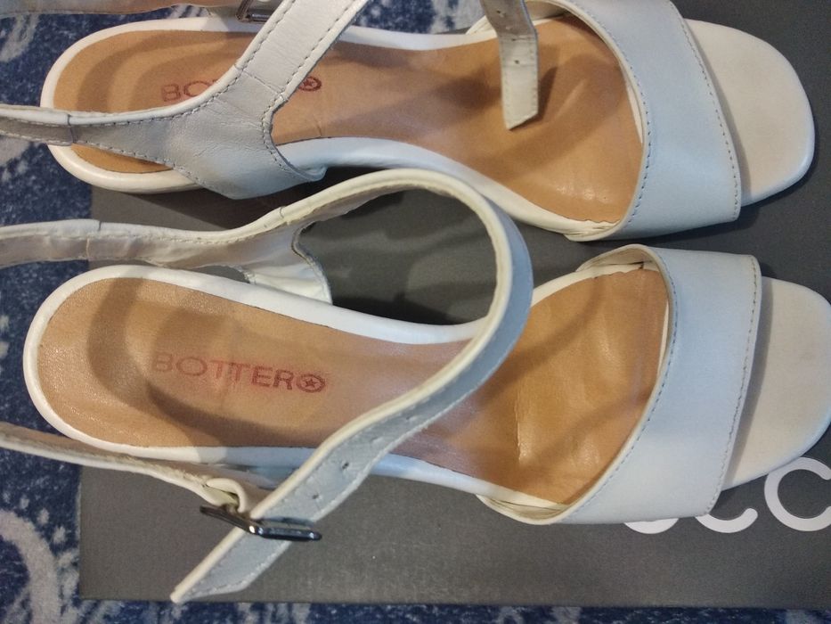 Босоножки кожаные