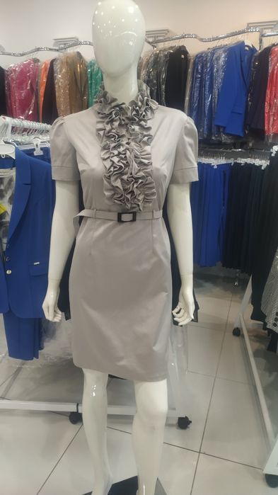 Sukienka beżowa z żabotem