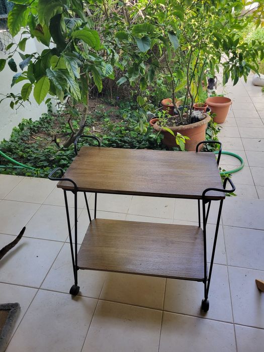 Móvel de apoio com rodas