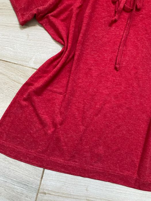 Czerwona bluzka z opadającymi ramionami i wiązaniem w biuście