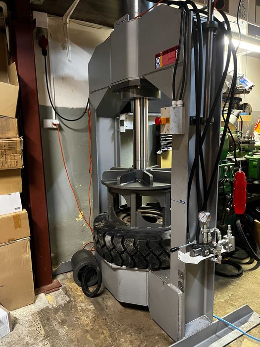 Wymiana opon do wózka widłowego pełne pierścieniowe bezdętkowe pełnych