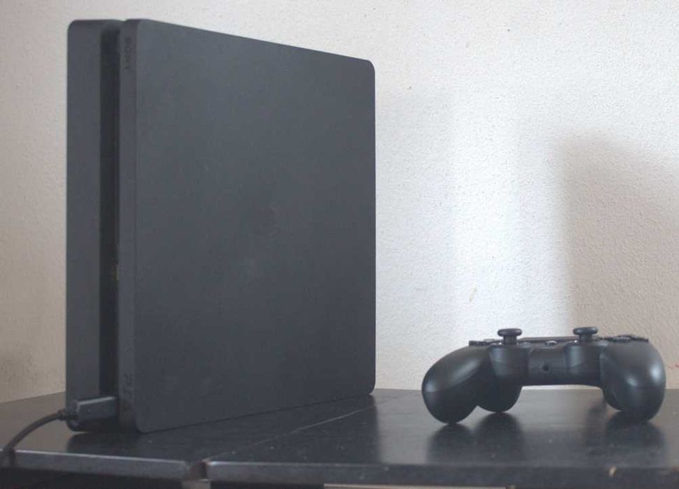 PlayStation 4 standard com comando