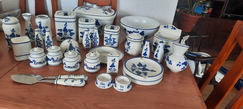 Lote de 30 peças de louca de Viana pintadas à mão