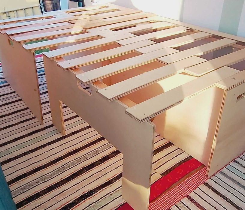 Móvel cama campervan e frigorífico