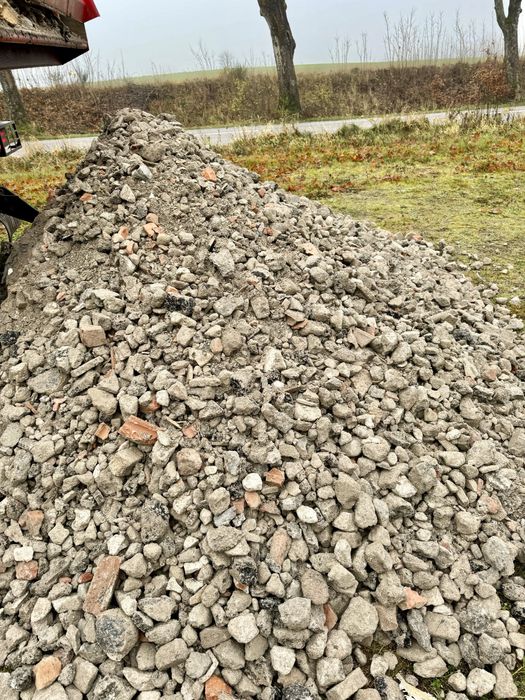 Gruz betonowy , gruz mieszany , utwardzenie drogi