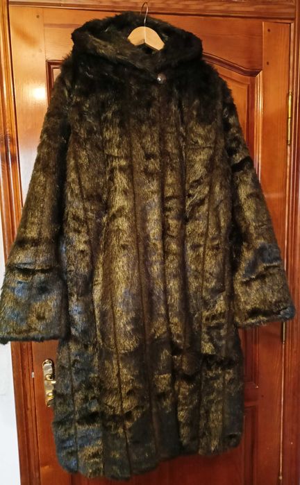 Шуба с капюшоном из искусственного меха (L размер)