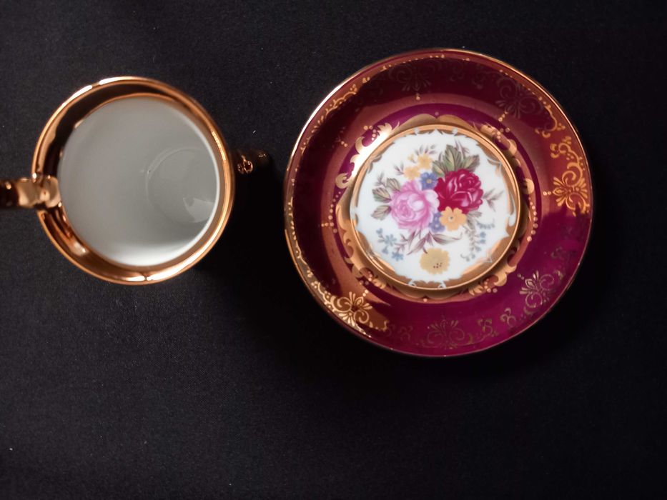 Chávena de café com asa dourada