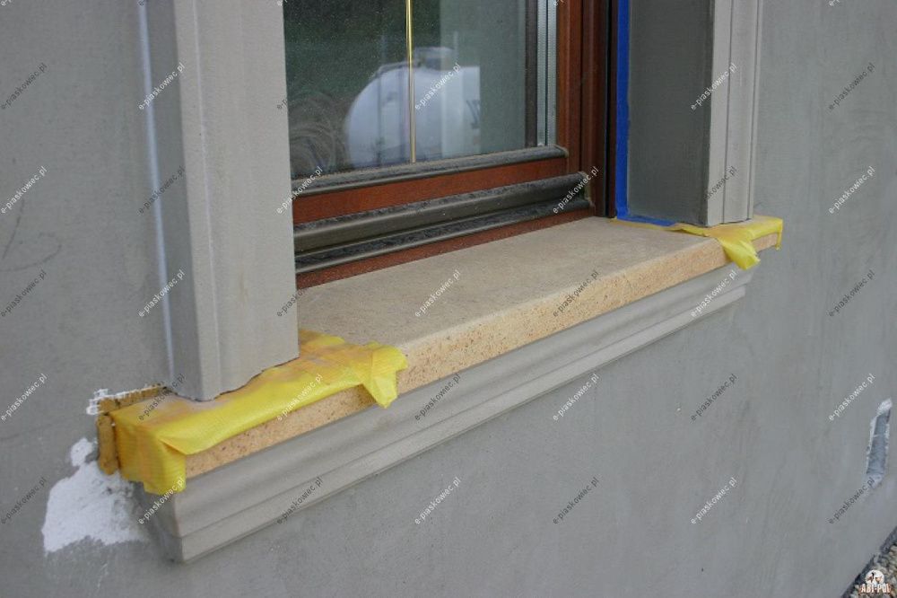 ~22~ Parapet z piaskowca - półwałek