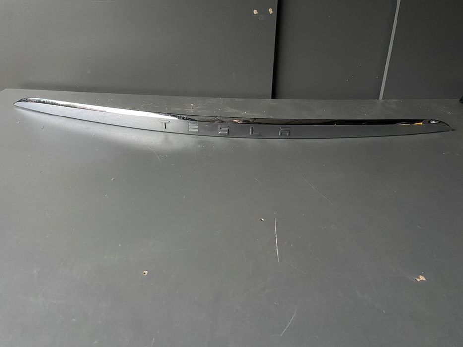 listwa w klapę tesla model x listwa klapy tył chrom klap[y tesla x