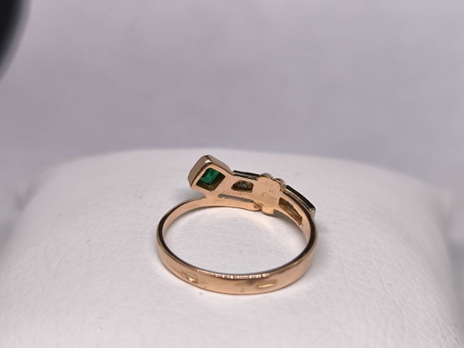 Кольцо золотое с изумрудом и бриллиантами. 2.49