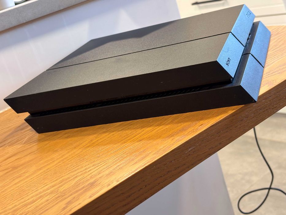 PlayStation 4 + comando + Modern Warefare II (sem caixa)