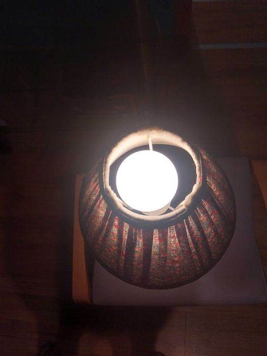 Lampa stojącą z kloszem