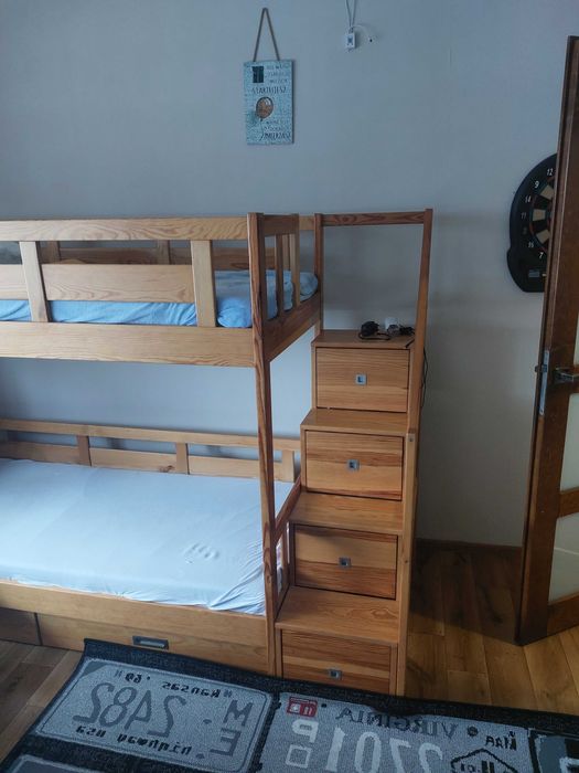 Łóżko piętrowe z materacami