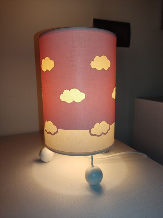 Candeeiro infantil em rosa bebe com nuvens