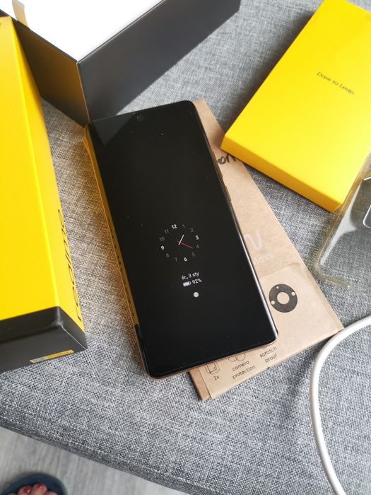 Telefon komórkowy z akcesoriami