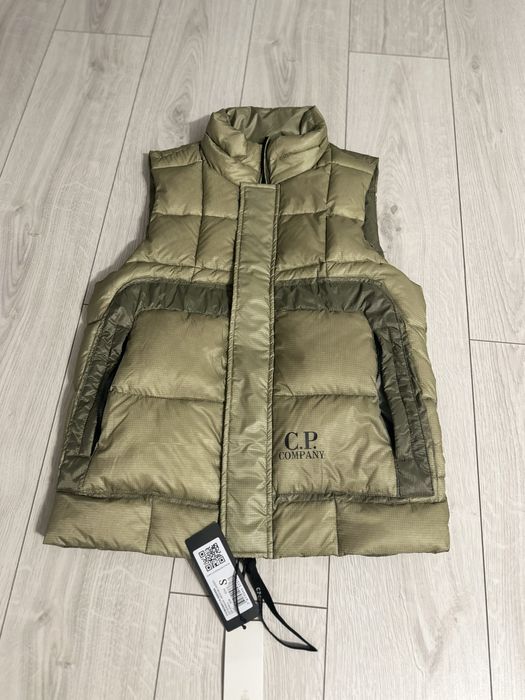 Жилетка cp.company dd shell в оливкому кольорі