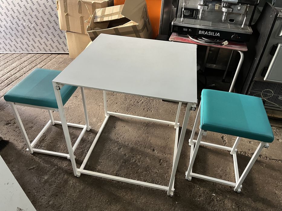 Conjunto Mesa e 2 bancos em Chapa forrados