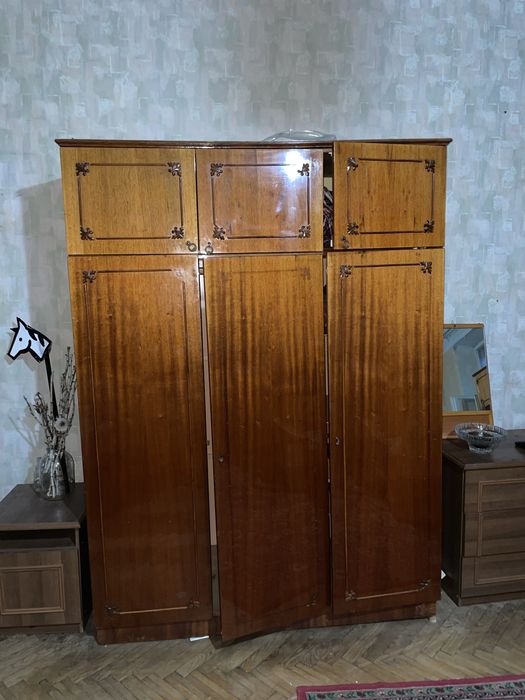 Шафи, сервант, стінка