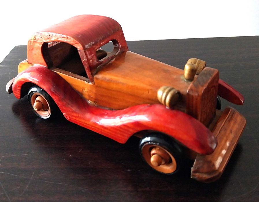 miniatura automóvel em madeira, evocativo do Citröen Arrastadeira