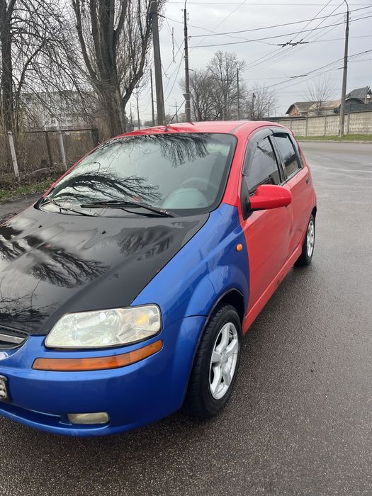 Продам Chevrolet Aveo 1.5 (хєтчбек) 2005 року .

Мотор чудовий працює без нарікань , все обслуговування було вчасно  та масло не бере .
Ходова частина також в чудовому стані , 
Салон хорошому стані .
Зимня резина яка не підведе .
Пороги зроблені , дно ціле та оброблене 

Є моменти по ЛФП  які видно на фото .
 Машиною будете задоволені.

(Реальному покупцю можливо влаштувати доставку авто по київській обл.)

Будь які питання звертайтесь з задоволенням дам відповіді. Торг до 2000$