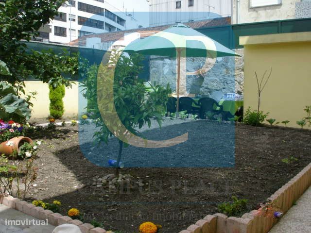 Moradia e Terreno ao Parque de S. Roque, em Campanhã