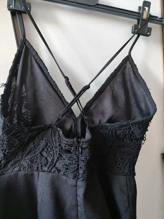 Czarny kombinezon z koronką, dekoltem Prettylittlething rozmiar 8 (36)
