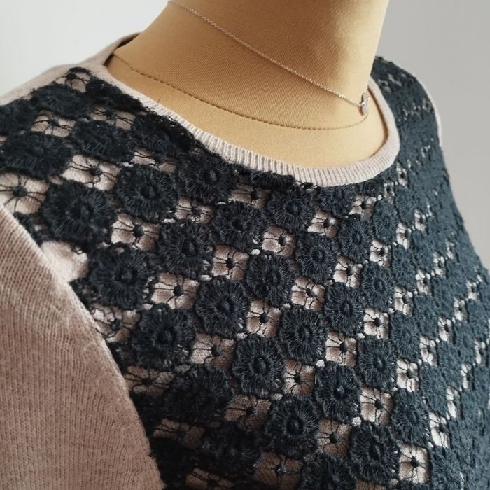 Beżowy sweter M&S Collection L z koronką – elegancki i wygodny