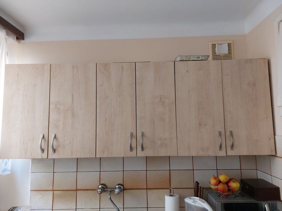 Komplet mebli kuchennych z frontami w kolorze jasnego drewna
