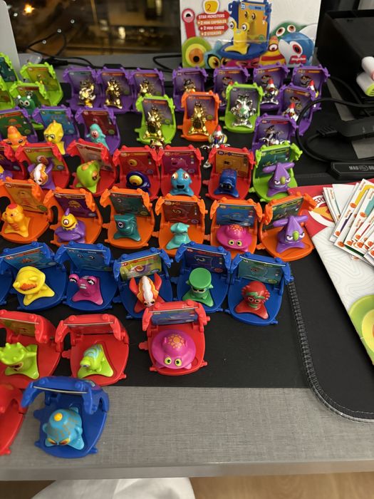 Wielka kolekcja Star Monsters 158 sztuk figurek, kapsuły, naklejki