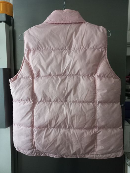 Casaco sem mangas com capuz incorporado na gola