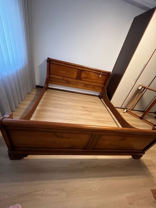 Mobilia de quarto em madeira maciça