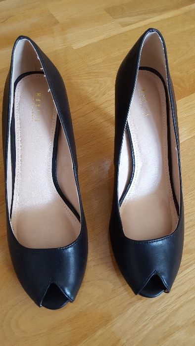 Szpilki z odkrytym palcem