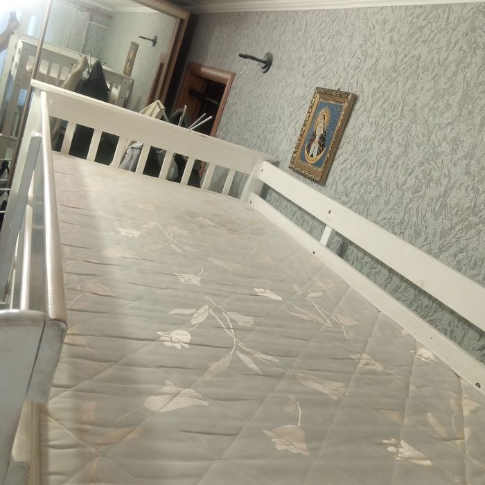 Двоярусне ліжко з матрасами