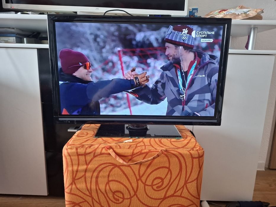 Монітор  телевізор  24  дюйми, HDMI порт,на підставці в  супер  стані.