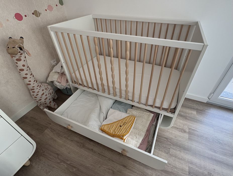 Berço MYLLRA e colchão SKONAST