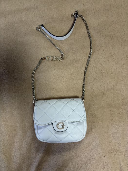 Guess Mini Bag біла стьобана сумка через плече кросбоді на ланцюжку оригінал жіноча компактна