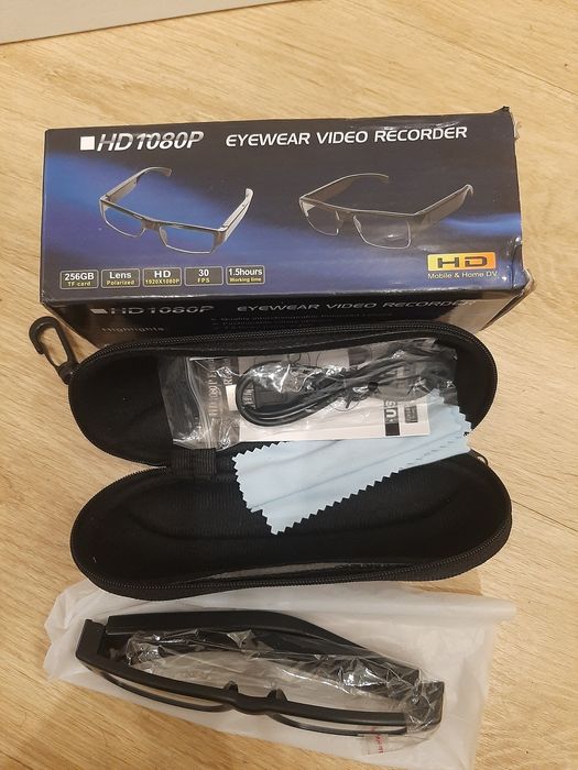 Óculos camara 
características: 
Desigh moda e popular para vestir. 
F