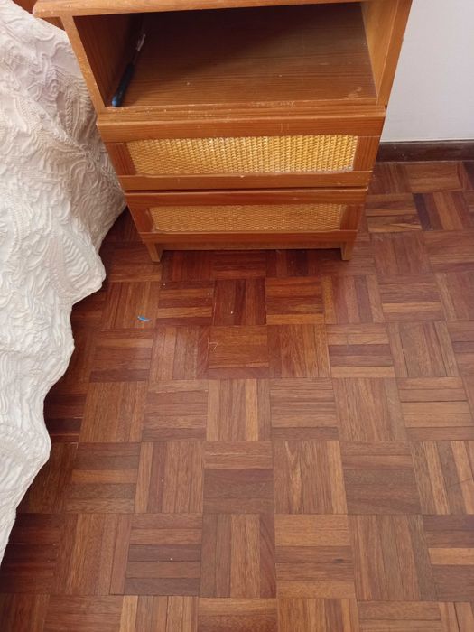 “Conjunto de quarto em madeira com aplicações em palhinha entrançada