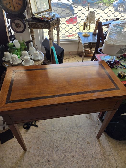 Mesa de jogo em nogueira